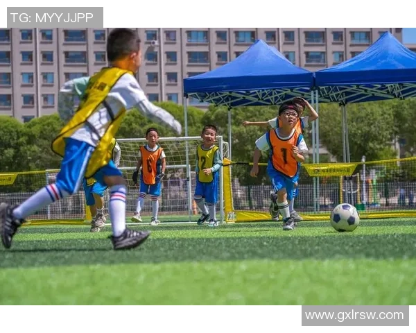 当年绿茵场英姿飒爽的足球巨星如今变胖卡通趣味十足