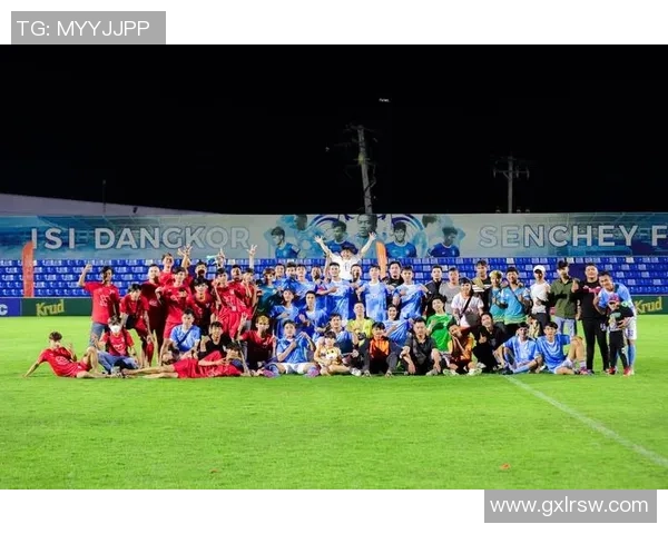 足球明星之间的深厚友谊与竞争关系解析：从场内到场外的情谊与博弈